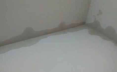 屋顶漏水的原因是？