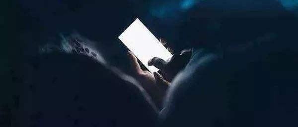 长时间黑暗环境玩手机会导致眼睛失明？来看看专家怎么说